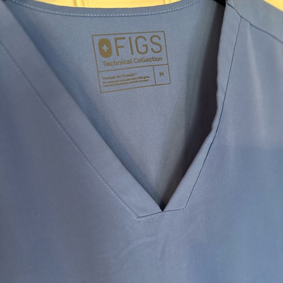 FIGS: CEIL BLUE - Casma (3) Three-Pocket Scrub Top (Women’s) - Picture 3 of 5